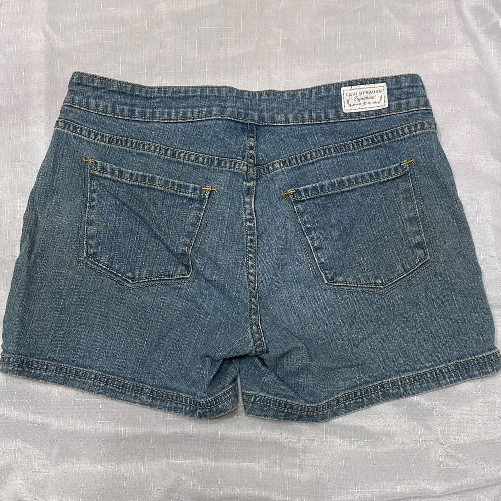 Levi's Women's Classic Blue Jean Shorts - Picture 7 of 10